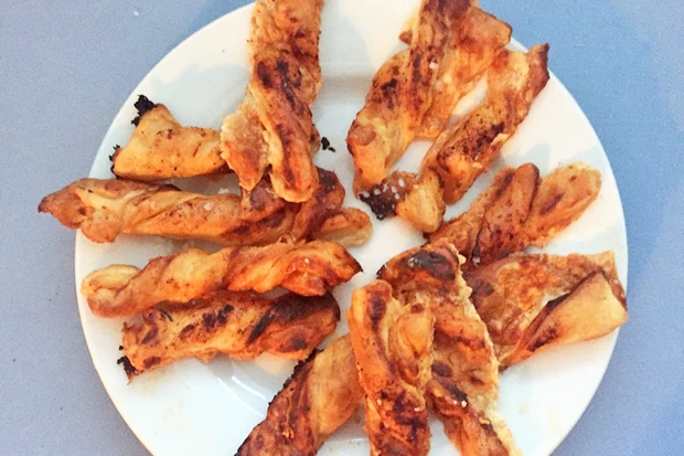 Bl&auml;tterteigstangerl mit Frischk&auml;se und Paprika