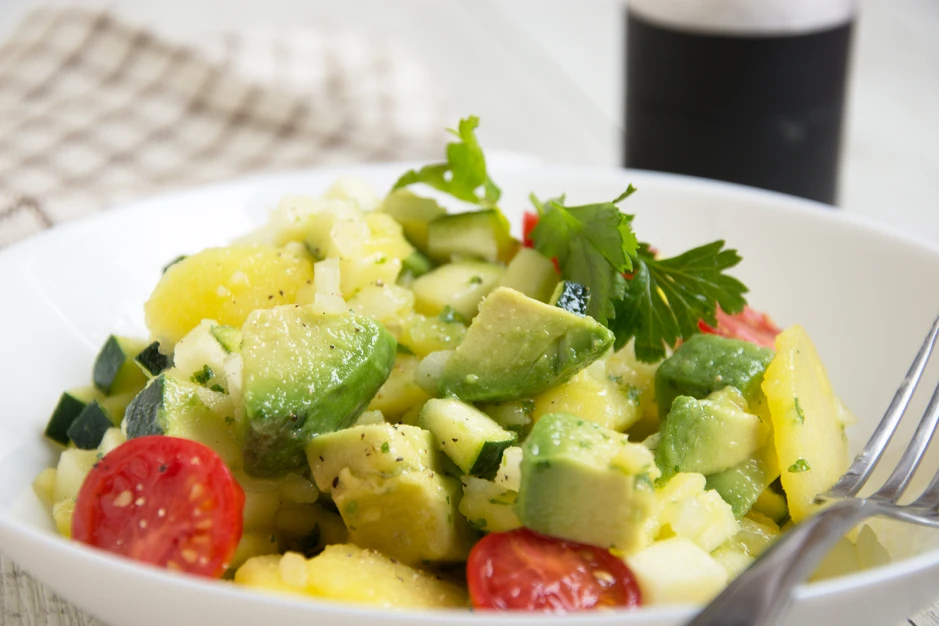 Avocadosalat mit Zucchini und Erdäpfeln