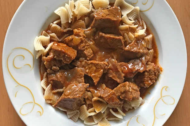 Rindsgulasch mit Nudeln