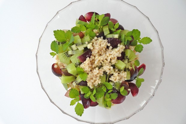 Süße Goldhirse mit blauen Trauben und Kiwi