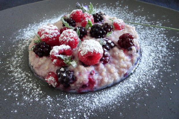 Lavendel-Hirsebrei mit Beeren