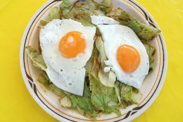 Spiegelei auf grünem Salat