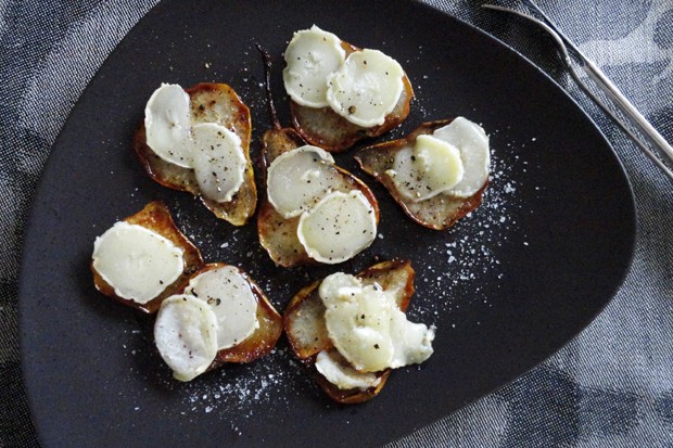 Karamellisierte Birne mit geschmolzenem Ziegenkäse