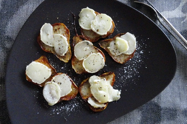 Karamellisierte Birne mit geschmolzenem Ziegenk&auml;se