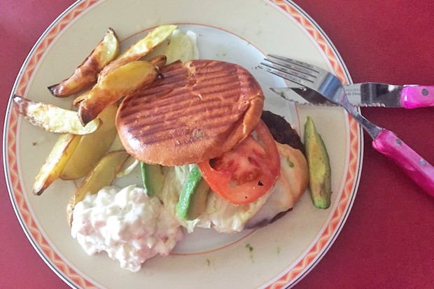 Veggie-Burger mit Ofenpommes