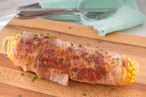 Gegrillte Maiskolben mit Speck