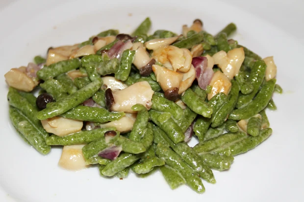 Feine Spinatsp&auml;tzle mit Kr&auml;uterseitlingen und Brunch