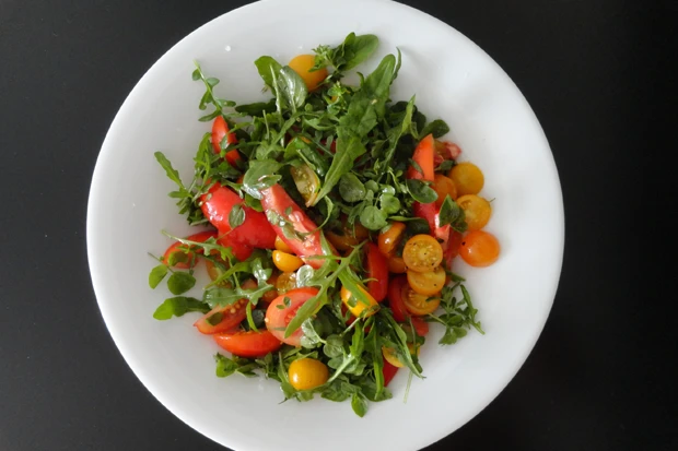 Rucolasalat mit Tomaten und Gartenkr&auml;utern
