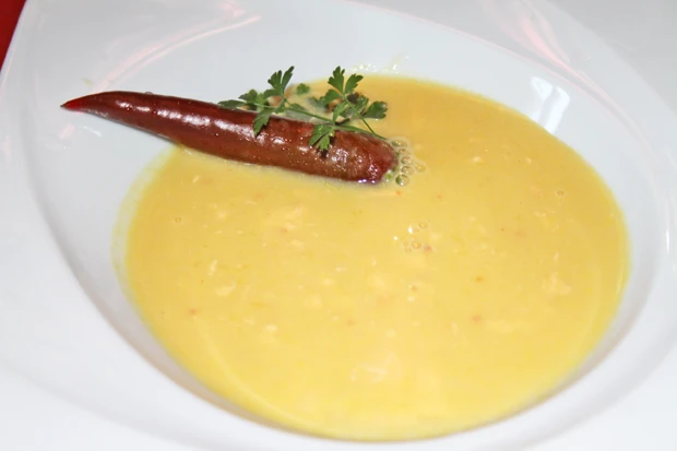 Gelbes Zucchini - Kartoffel - Cremes&uuml;ppchen mit Brunch