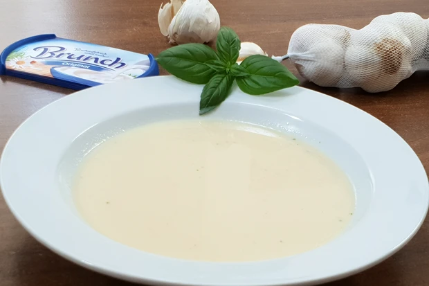 Knoblauchcremesuppe mit Brunch