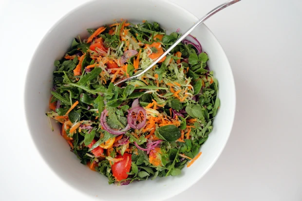 Zucchini-Karottensalat mit Paradeisern und Kr&auml;utern