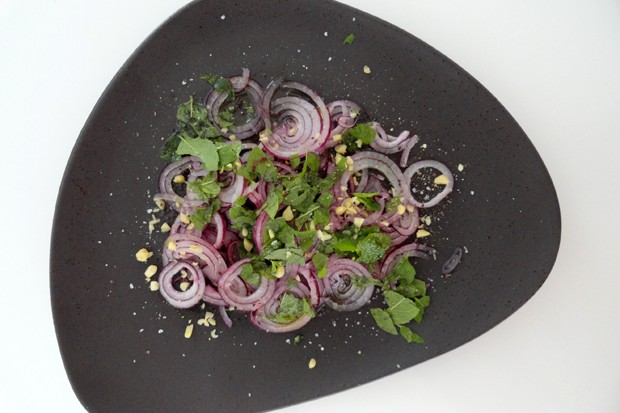 Tropea-Zwiebelsalat mit Minze und Pinienkernen