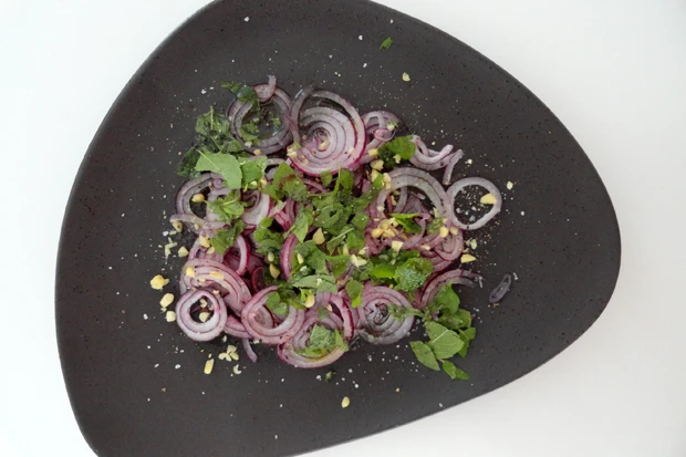 Tropea-Zwiebelsalat mit Minze und Pinienkernen