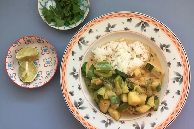 Gr&uuml;nes Curry mit Paprika und Zucchini