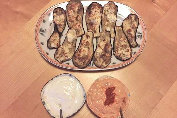 Aubergine mit zweierlei Dipsaucen