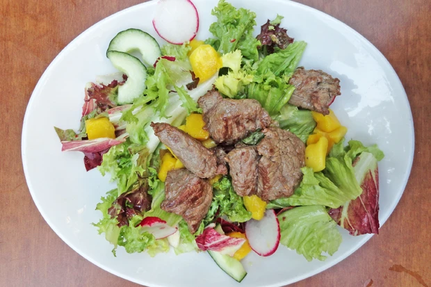 Blattsalat mit Mango und Rinderfiletspitzen