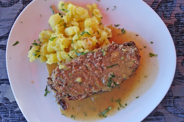 Faschierter Braten im Schweinenetz