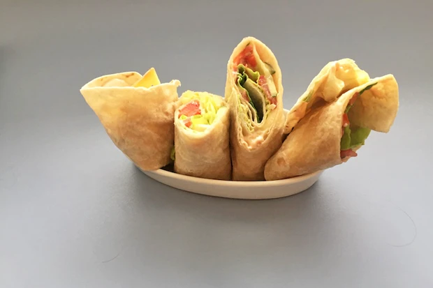 Schnelle Wraps mit Käse, Gurke und Tomaten