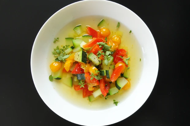 Klare Gem&uuml;sesuppe mit Zucchini, Paprika und Paradeisern