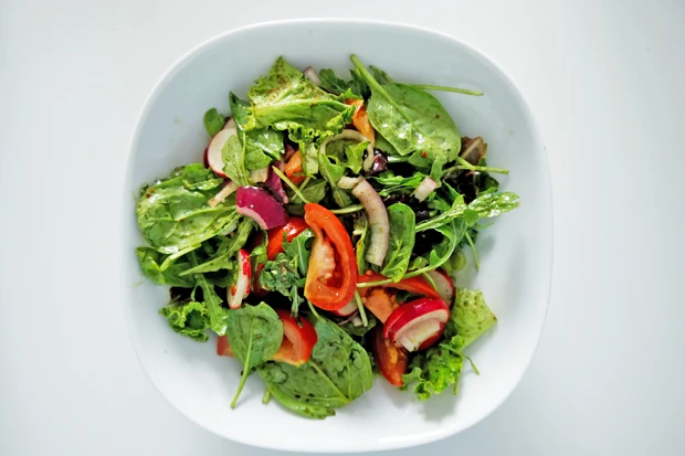 Gemischter Salat mit Fr&uuml;hlingsgem&uuml;se