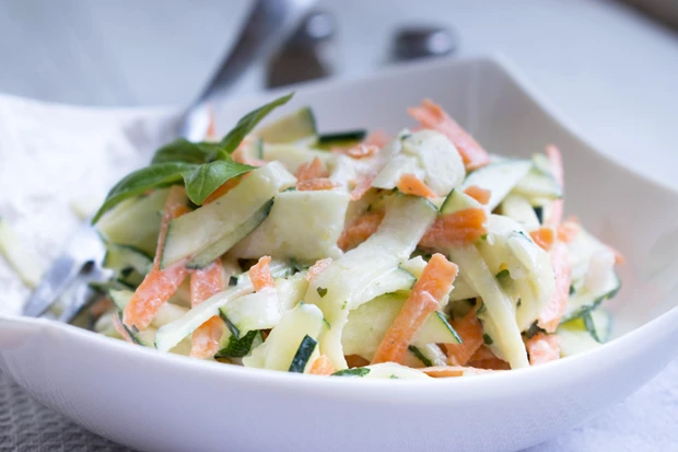 Zucchini-Karotten-Salat mit Senfdressing