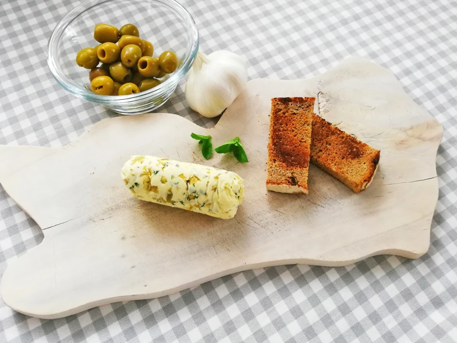 Knoblauch-Oliven-Butter