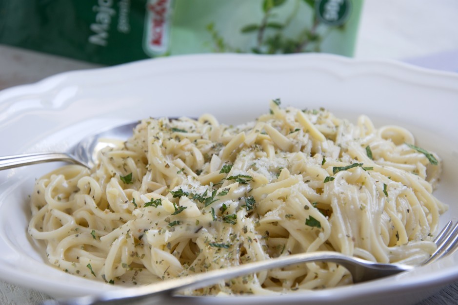 Nudeln in Mandel-Majoransauce