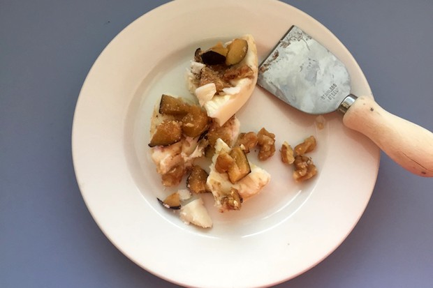 Frozen Joghurt mit Nüssen, Honig und Zwetschgen