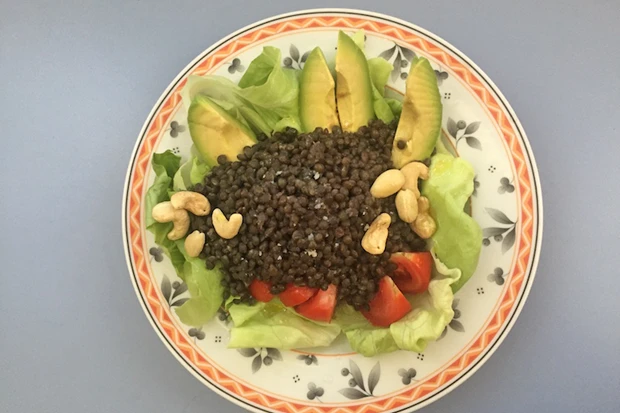 Blattsalat mit Belugalinsen, Avocado, Tomaten und Cashews