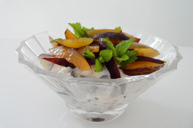 Cerealienjoghurt mit Zwetschken und Zitronenmelisse