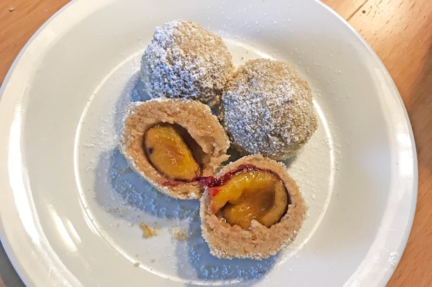 Zwetschkenknödel mit Dinkelmehl