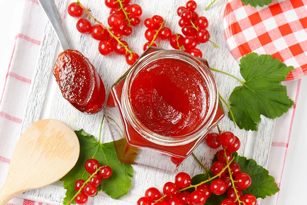 Rotes Ribiselgelee mit Cognac