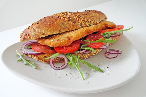 Gebackenes Hühnerschnitzerl im Sesamweckerl
