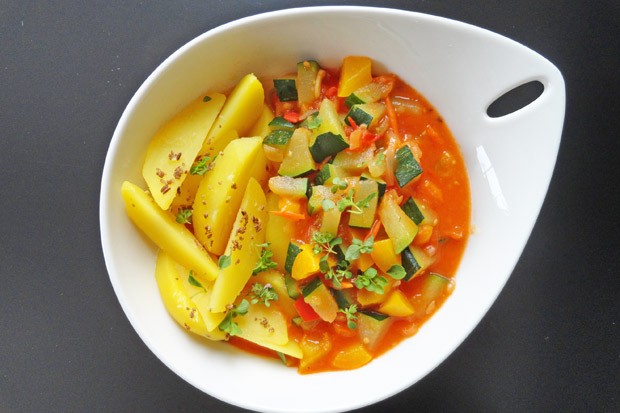 Zucchiniletscho mit Salzkartoffel