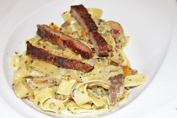Lammstreifen auf Tagliatelle mit Austernseitlingen und Brunch