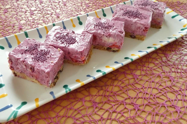 Kühl-fruchtiger Beerenkuchen mit Brunch