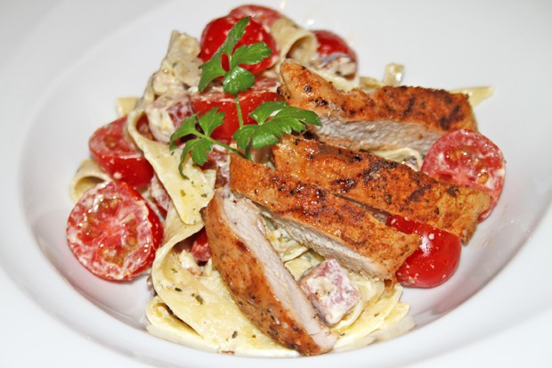 Zitronige Gemüsetagliatelle mit Schweinesteaks