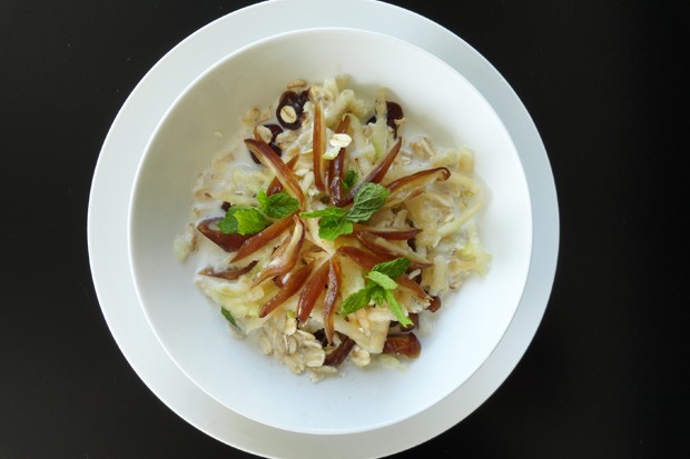 Müsli mit Datteln und Apfel