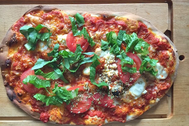 Pizza mit Scamorza und R&ouml;mersalat