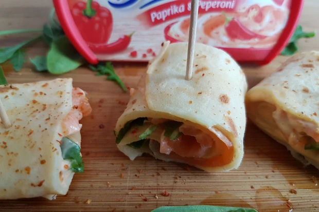 Palatschinkenr&ouml;llchen mit Lachs und Brunch F&uuml;lle