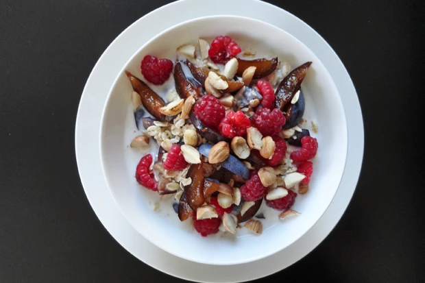 Zwetschgenm&uuml;sli mit Himbeeren und Haseln&uuml;ssen