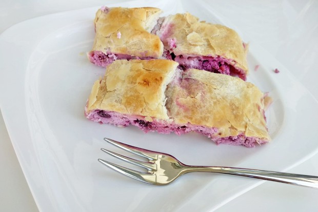 Topfenstrudel mit Zwetschken und Beeren