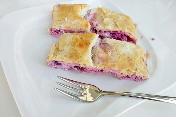 Topfenstrudel mit Zwetschken und Beeren