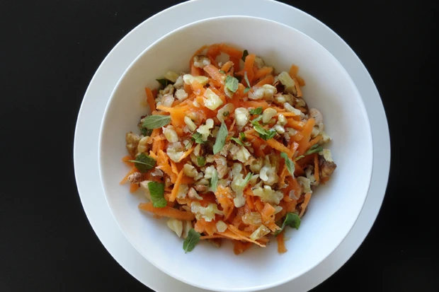 Karottensalat mit Minze und N&uuml;ssen