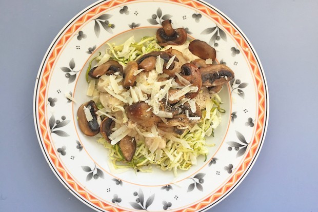 Low-Carb-Spaghetti aus Zucchini mit Champignon-Rahmsauce