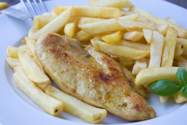 Putensteaks mit Pommes