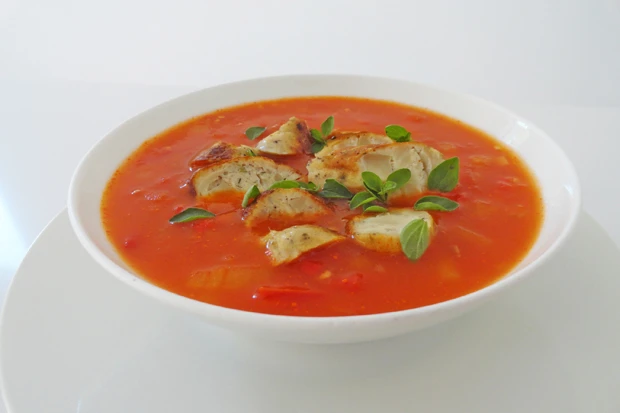 Paradeissuppe mit Würstchen
