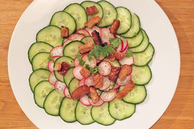 Gurken-Radieschen-Salat mit Croutons