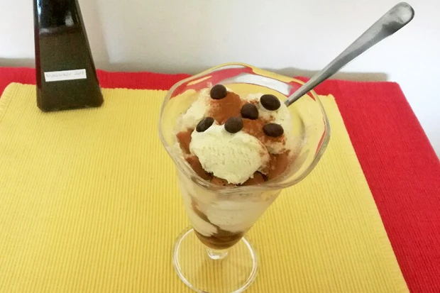 Vanilleeis mit Nusslik&ouml;r