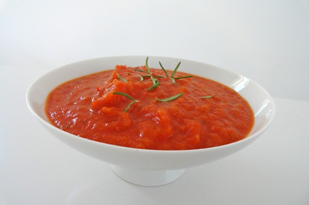Zwiebel-Paradeisersauce mit Rosmarin